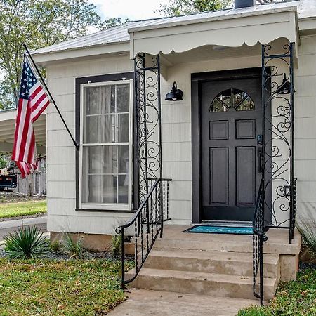 Southern Charm - Near Main With Hot Tub Fredericksburg Bagian luar foto