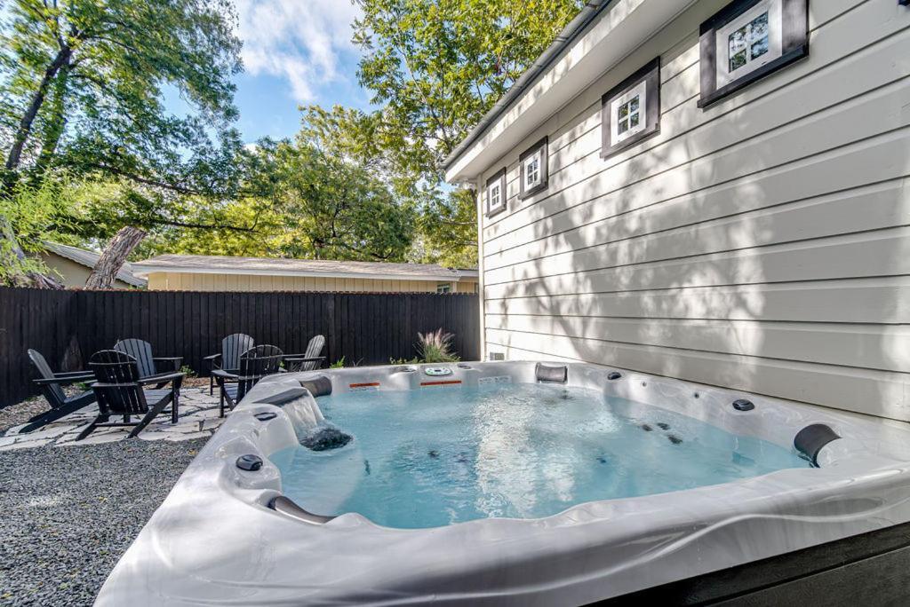 Southern Charm - Near Main With Hot Tub Fredericksburg Bagian luar foto