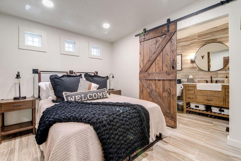 Southern Charm - Near Main With Hot Tub Fredericksburg Bagian luar foto