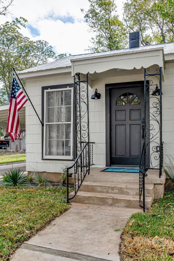 Southern Charm - Near Main With Hot Tub Fredericksburg Bagian luar foto