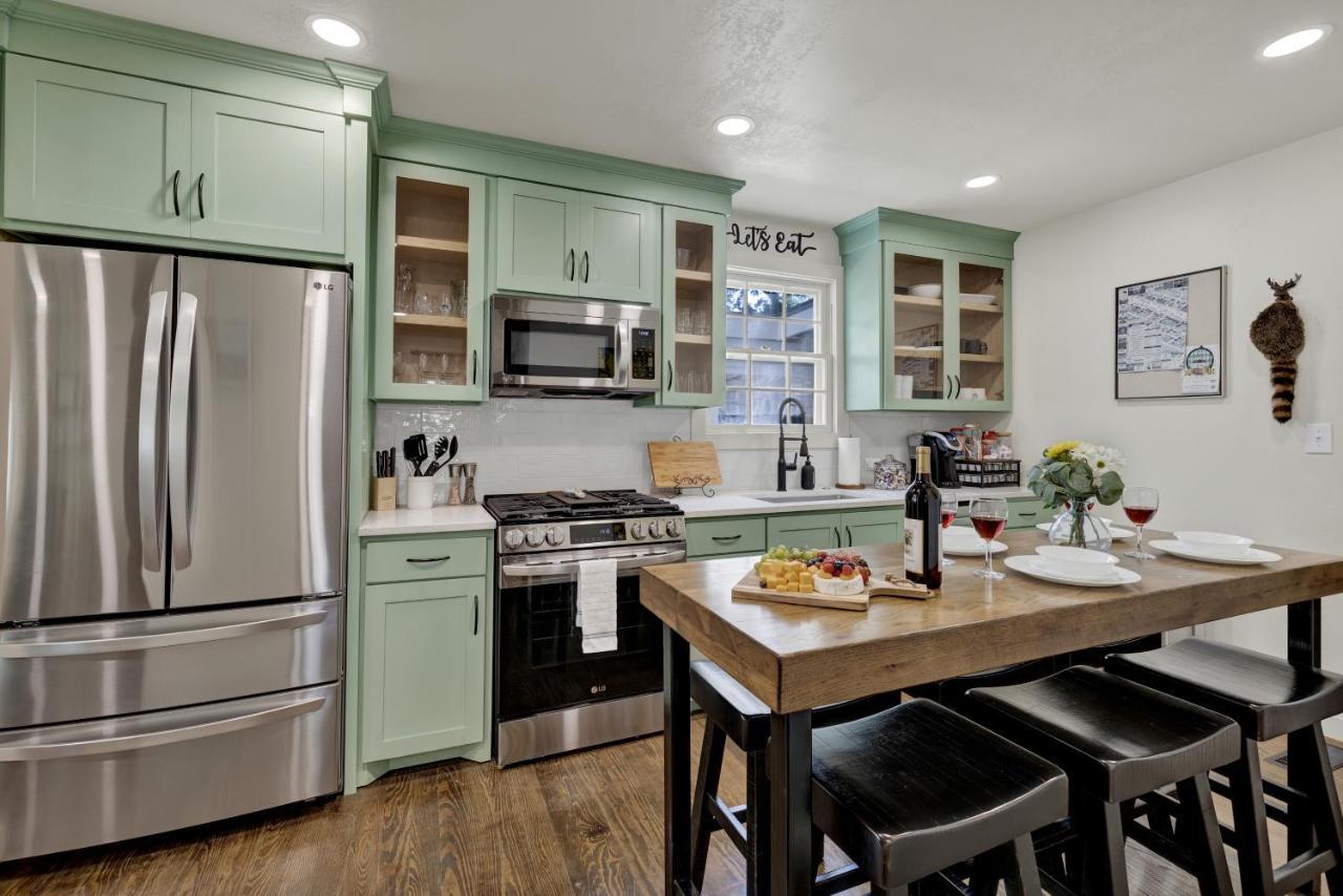 Southern Charm - Near Main With Hot Tub Fredericksburg Bagian luar foto