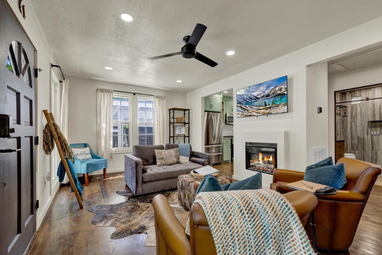 Southern Charm - Near Main With Hot Tub Fredericksburg Bagian luar foto