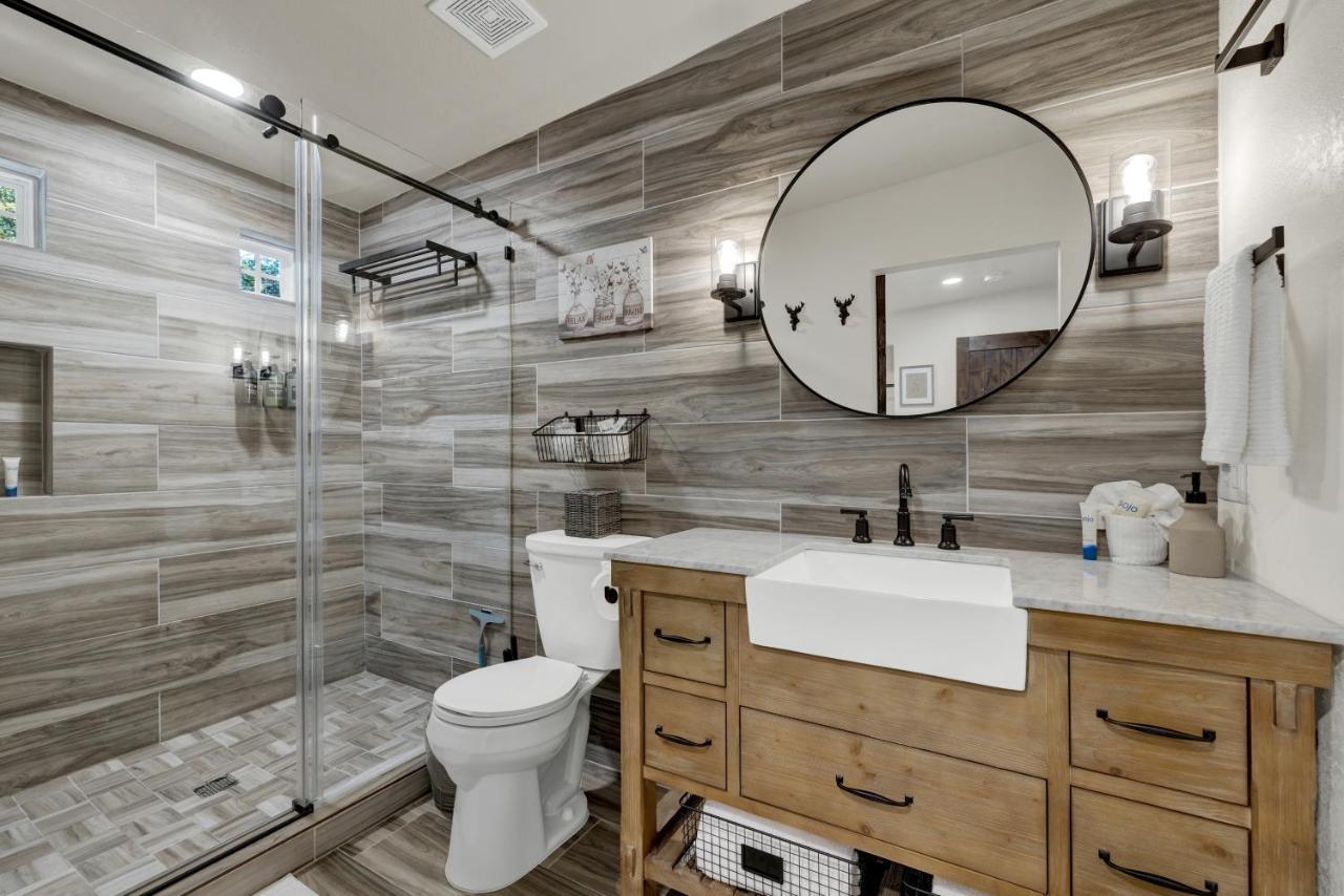 Southern Charm - Near Main With Hot Tub Fredericksburg Bagian luar foto