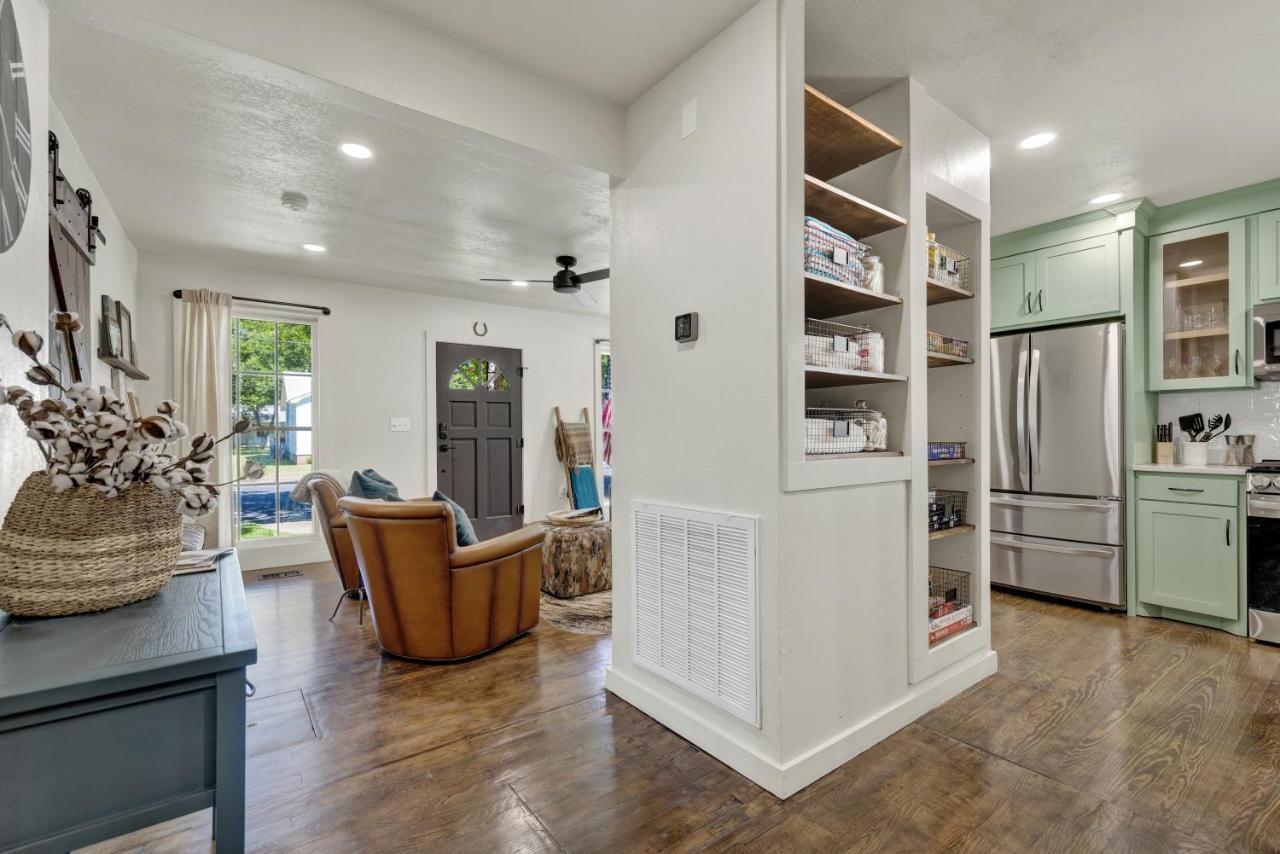 Southern Charm - Near Main With Hot Tub Fredericksburg Bagian luar foto
