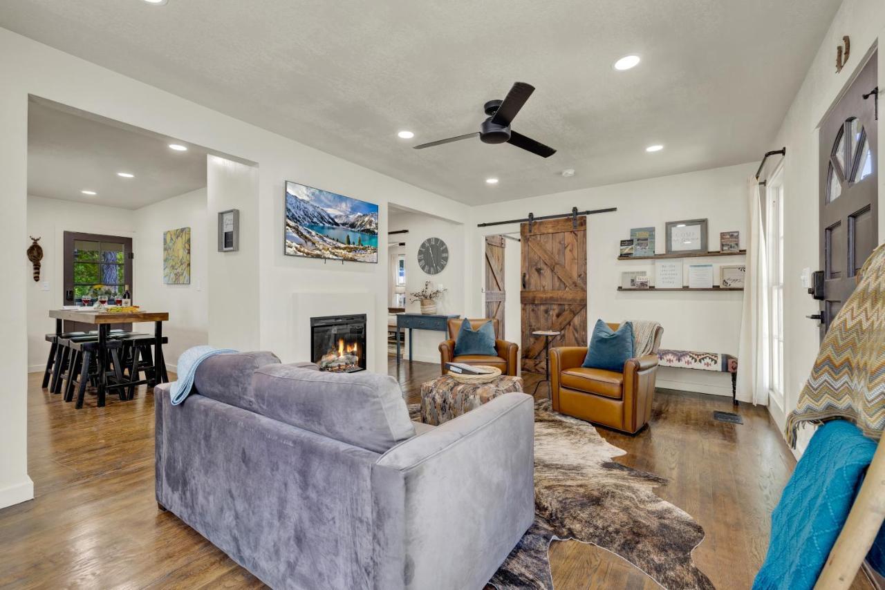 Southern Charm - Near Main With Hot Tub Fredericksburg Bagian luar foto