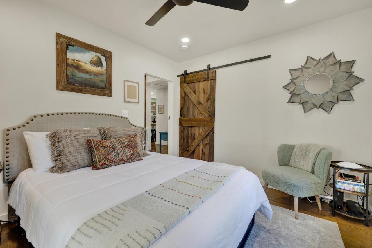Southern Charm - Near Main With Hot Tub Fredericksburg Bagian luar foto