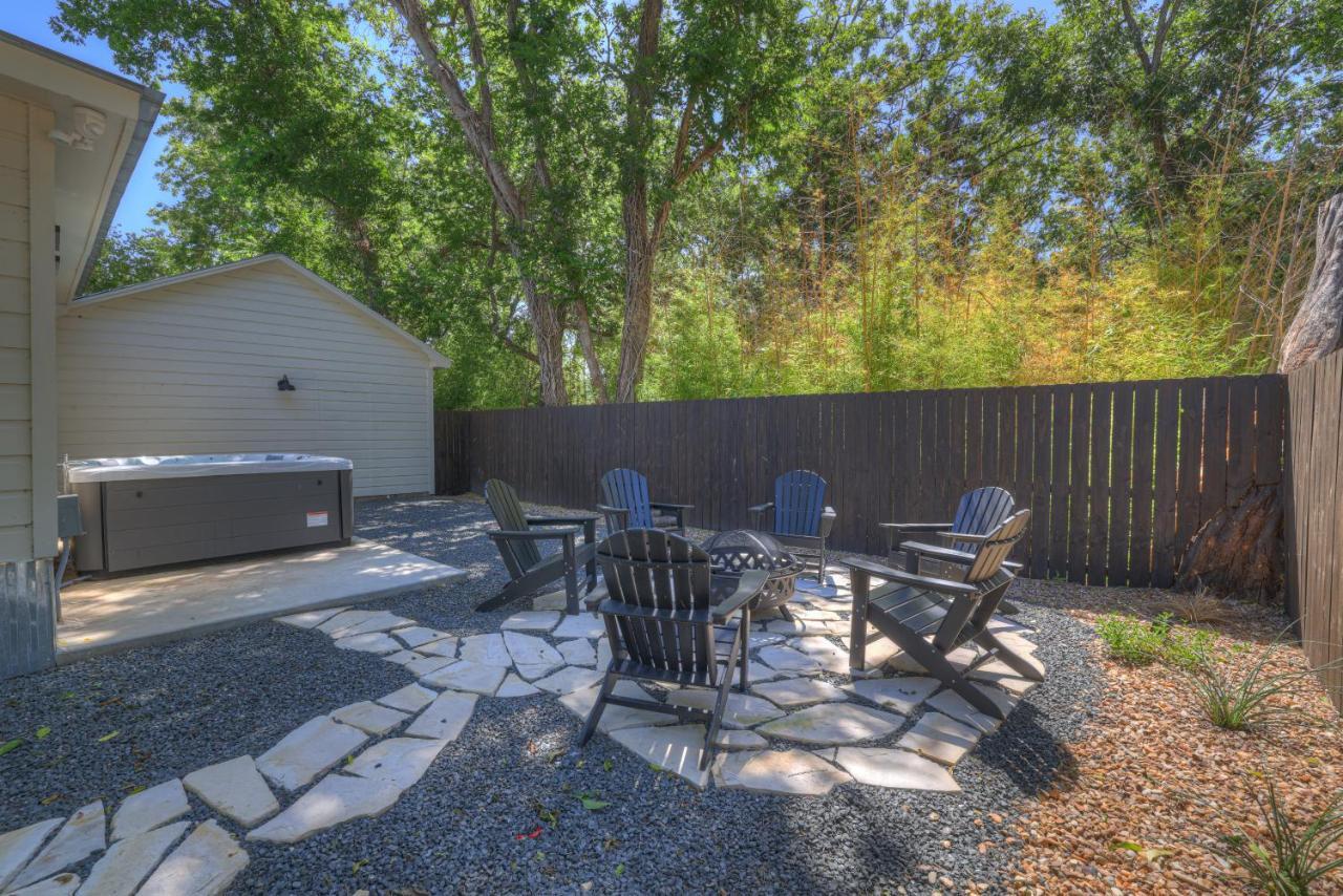 Southern Charm - Near Main With Hot Tub Fredericksburg Bagian luar foto