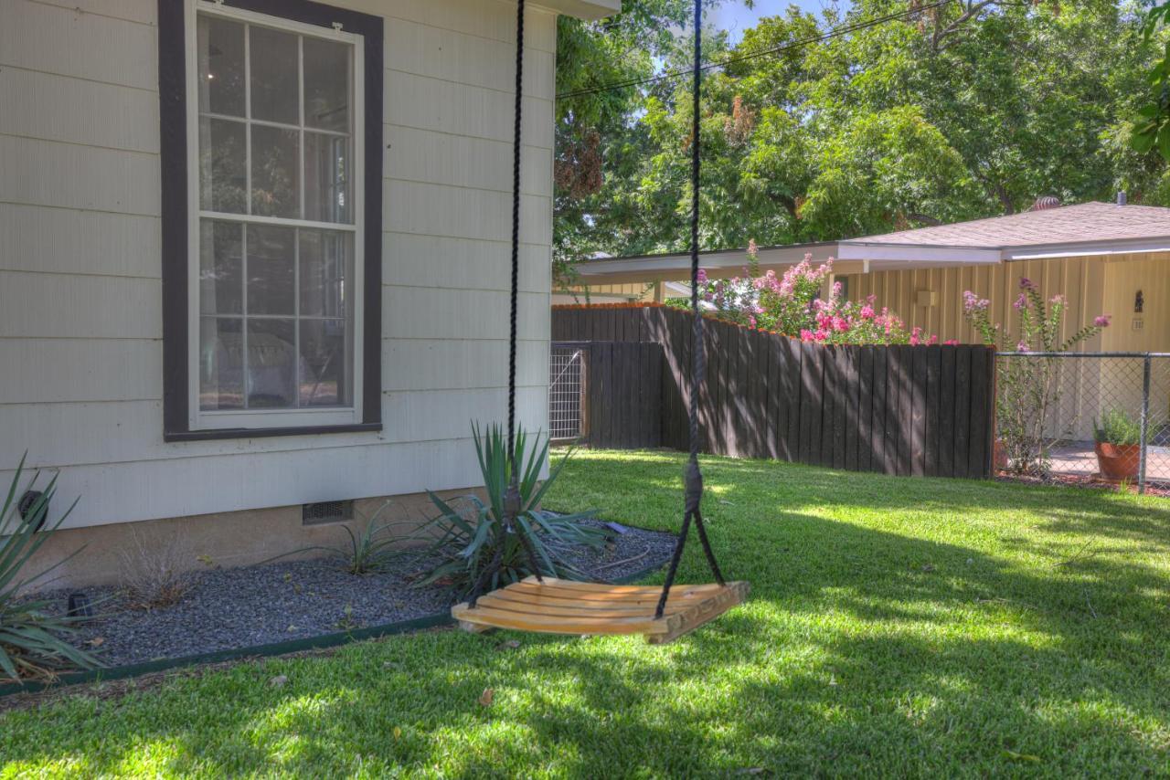 Southern Charm - Near Main With Hot Tub Fredericksburg Bagian luar foto