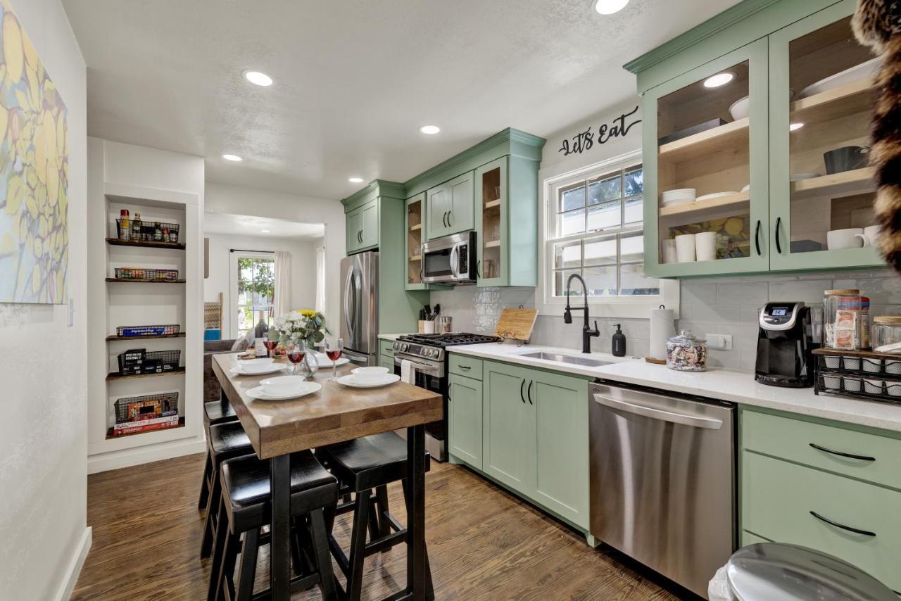 Southern Charm - Near Main With Hot Tub Fredericksburg Bagian luar foto