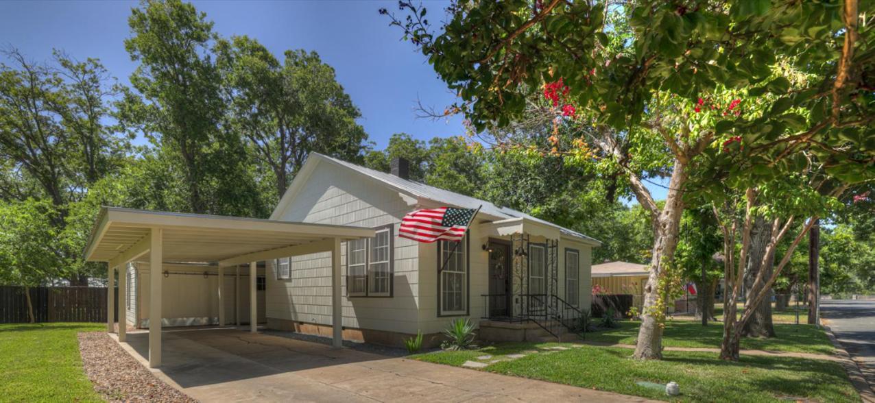 Southern Charm - Near Main With Hot Tub Fredericksburg Bagian luar foto